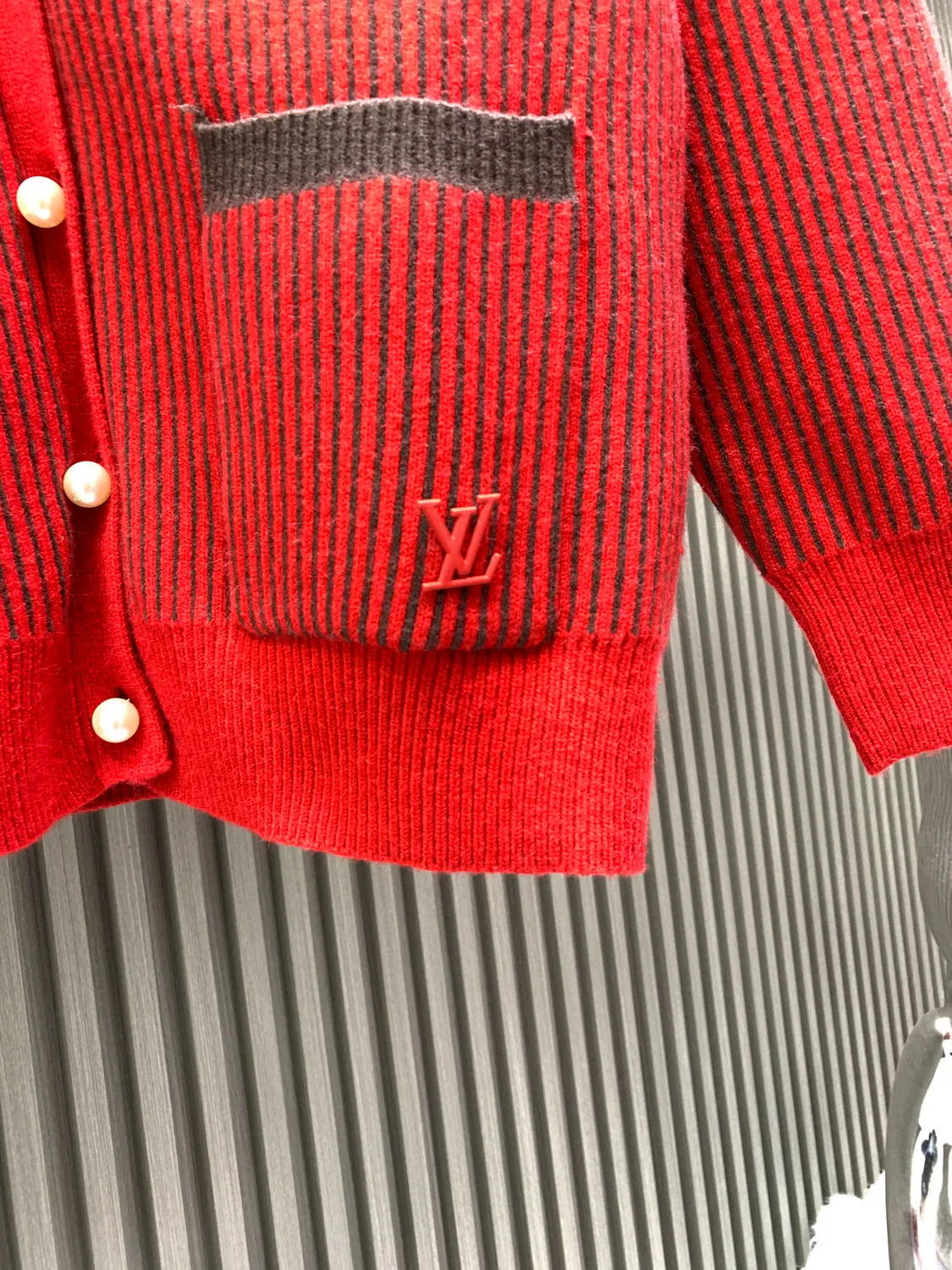 🅿️520 🀄️ Louis Vuitton LOUIS VUITT* New Year's model Louis Vuitton Fall collection winter focus series 1V Decoration and left cuff Park Seo Bo label with clean strokes Standard fit Left pocket embellished with 1V metallic pearlescent buttons Top button with 1V logo Embellished on the left cuff Park Seo Bo label Corduroy-effect striped jacquard pays homage to the artist’s paintings Ribbed collar and front rib Ribbed cuffs and hem front pockets